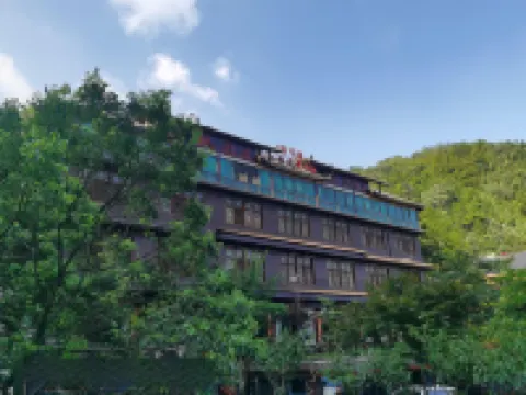 Hongfeng Mountain Resort Hotels near Daxiong Mountain National Forest Park