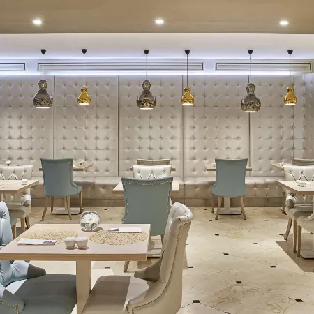 NH Collection Madrid Abascal Отели рядом с достопримечательностью «Улица Серрано»