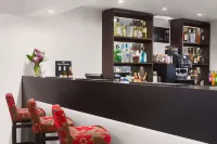 Ramada by Wyndham Milton Keynes - bar