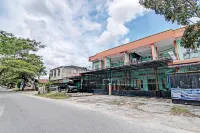 SPOT ON 92716 Penginapan Syafira Near Perumahan Mustamindo Permai 1 Hotel dekat Ori 999 Swalayan