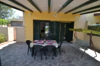 Villetta Gianira con giardino ombreggiato e climatizzatore Pt58