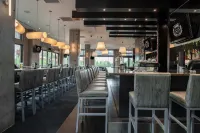 Sutton Place Hotel Revelstoke Mountain Resort - bar