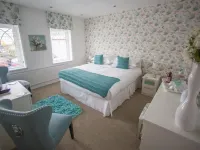 Queen Bee & B Hotels near Giddy Kiddys