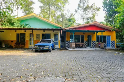 RedDoorz near STAB Syailendra Kopeng Hotel dekat Awan Putih Agrowisata Glamping & Mini Resto