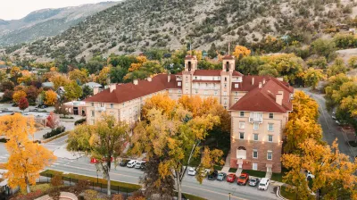 Hotel Colorado Hotel dekat Iron Mountain Hot Springs