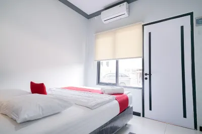 RedDoorz Syariah at Jalan Endro Suratmin Lampung Hotels near Trans Studio Mini Lampung