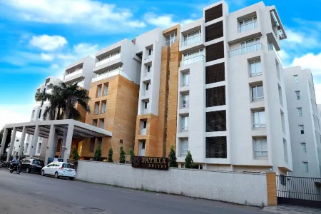 Quality Inn Patria Suites, Rajkot Отели рядом с достопримечательностью «ISKCON Rajkot, Sri Sri Radha Neelmadhav Dham»