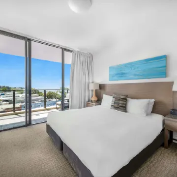 Oaks Redcliffe Mon Komo Suites