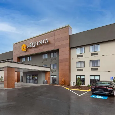 La Quinta Inn & Suites by Wyndham Nashville Airport
