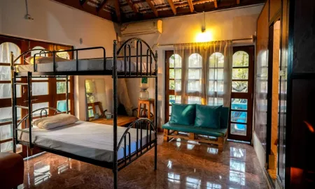 Anjoned Hostel & Cafe Отели рядом с достопримечательностью «Tantra Rock Cliff»