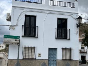 Competa, Casa de La Plaza - Modern 2 bed apartment large private roof terrace