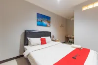 RedDoorz Near Botani Square Mall