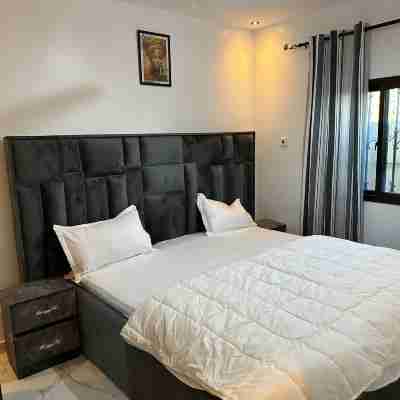 Luxe Apt #4The Retreat Apartments Rooms