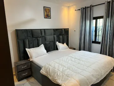 Luxe Apt #4The Retreat Apartments Brusubi roundabout/ turntable 주변 호텔