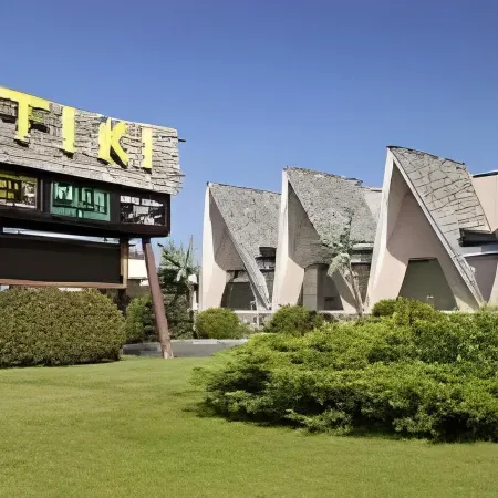 Tiki Resort - Lake George Отели рядом с достопримечательностью «Форт Уильям Генри»