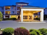 Courtyard Lynchburg Hotels near Federal Hill Historic District