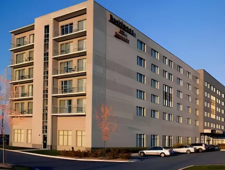 Residence Inn Montreal Airport Отели рядом с достопримечательностью «Centre for Structural and Functional Genomics»