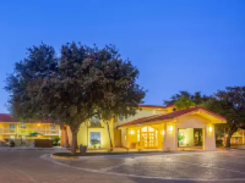 Super 8 by Wyndham Eagle Pass イーグル・パスのホテル