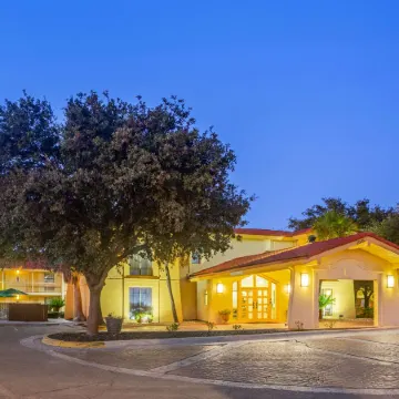 Super 8 by Wyndham Eagle Pass