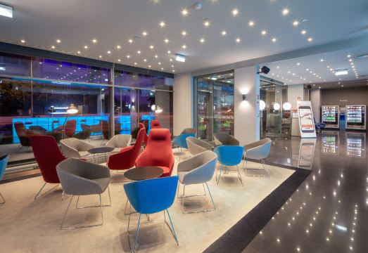 2. 홀리데이 인 익..