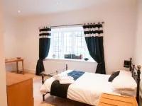 Huckleberrys Bar & Grill Hotels in Lincoln