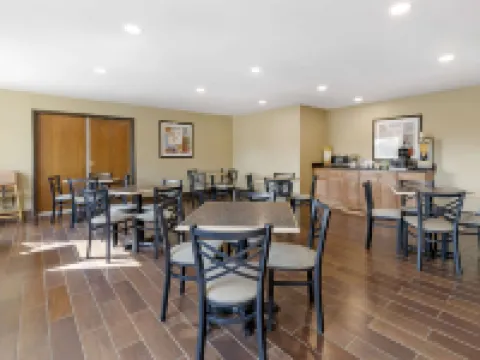Quality Inn & Suites Stoughton - Madison South Hotels in Dane County