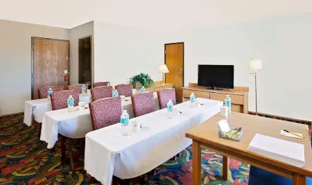 Super 8 by Wyndham Marshall