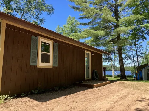 White Pines Cabin: Ideal Location for Family, Fishing & Fun~Inc. 12 Boats+Motor! - Wi-Fi