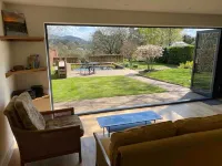 Wonderful rural idyll with glorious views and Yamaha baby grand piano Hotel a Ledbury