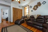 Impressive Private 2BR Suite w/Parking Univ Area - Apartments