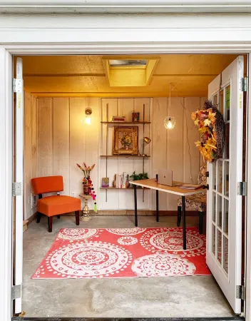 Stylish Apartment in Historic Downtown Parkville Отели рядом с достопримечательностью «Зона Роза Таун Сентер»