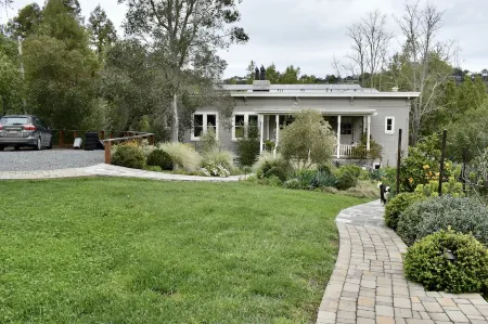 Lovely, Large 1 Br Apt in Sunny Central Marin! On 2 acres of gardens & woodlands