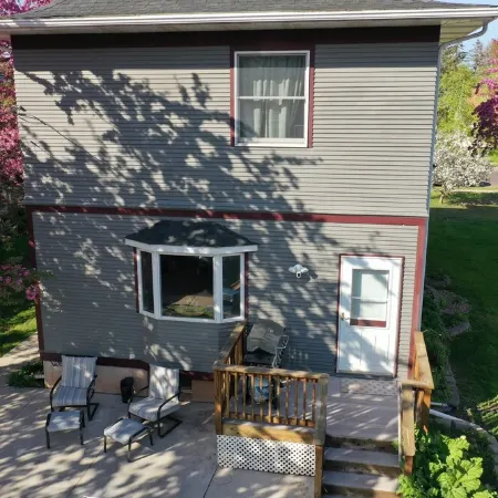 Cheerful 4 Bedroom home close to the waters edge.
