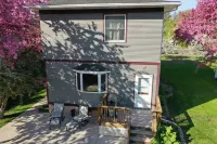 Cheerful 4 Bedroom home close to the waters edge.