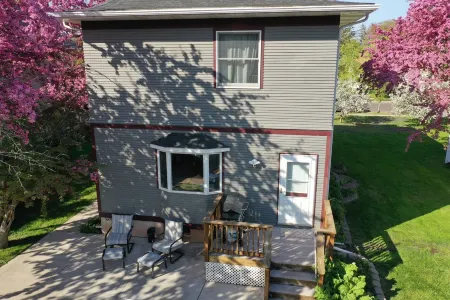 Cheerful 4 Bedroom home close to the waters edge.