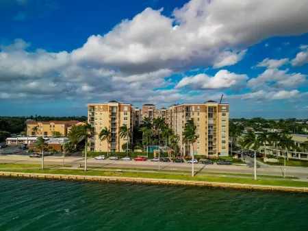 Sophisticated Waterfront Condo near all the sun & fun! Отели рядом с достопримечательностью «Университет Палм Бич Атлантик»