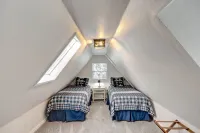 Lovely Lake View 4 BR Cabin w/ Large Kitchen & Deck.