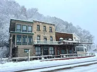 American House 1854- Pocket City Penthouse, 2 Bedrooms, Full Kitchen & Dining