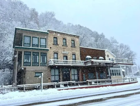 American House 1854- Pocket City Penthouse, 2 Bedrooms, Full Kitchen & Dining Отели в г. Clayton County