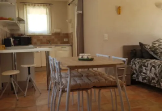 Self-catering studio at Villa Garlaban . Hotels in Gemenos