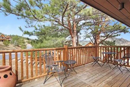 Bear's Ridge Condo at Mary's Lake Отели рядом с достопримечательностью «Гоблинс Форест»