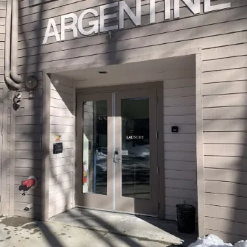 Lakeside, Ski Condo with Amazing Views, Quiet, Family-Friendly