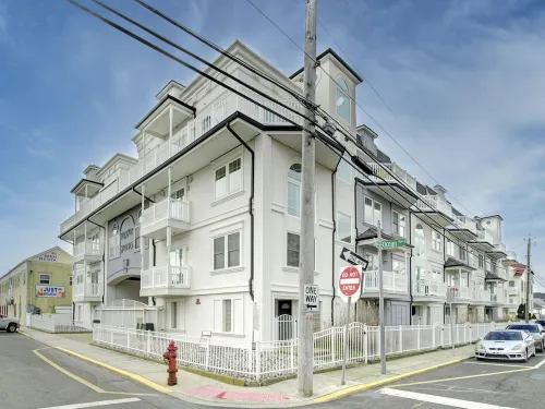 Spacious Beach Retreat • Steps to Boardwalk - Boutique