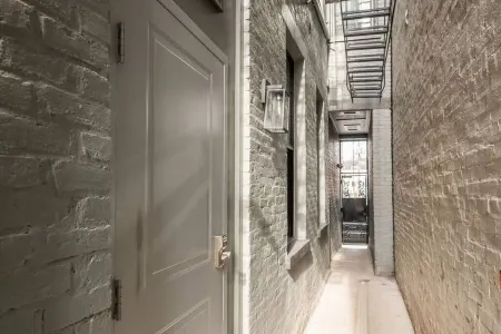 Prime OTR+fast WiFi+LUX FULL Bed+Workspace+SmartTV Отели рядом с достопримечательностью «Cincinnati Museum Center at Union Terminal»