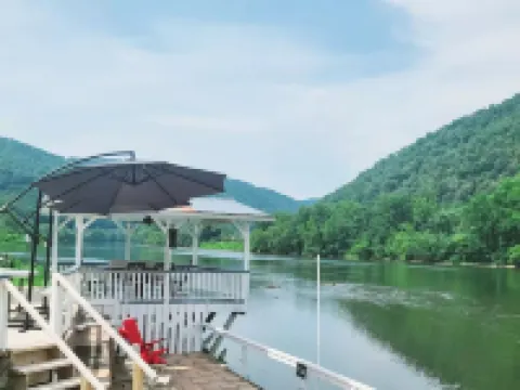 Charismatic 4-bedroom home on the New River ニュー・リバーのホテル