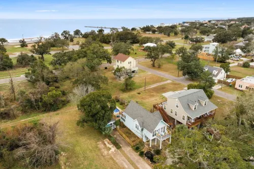 Beach Villa with Private Pool - Walk to beach and Island View Casino - Country Houses