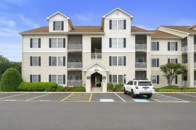 Beautiful Penthouse Condo with Community Pool & Tennis Courts Hotels in 