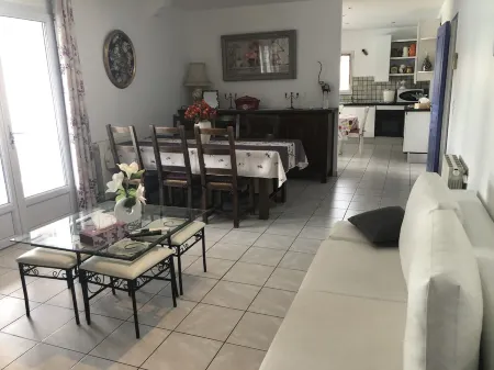 Maison Avec Grande Piscine Individuelle Отели в г. Нов