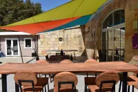 Villa for 10 Guests with Pool, Surrounded by Trees, Just 15 Min from Bordeaux