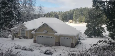 Lovely Lake Crabapple Lakefront Home Отели в г. Лейк Гудвин